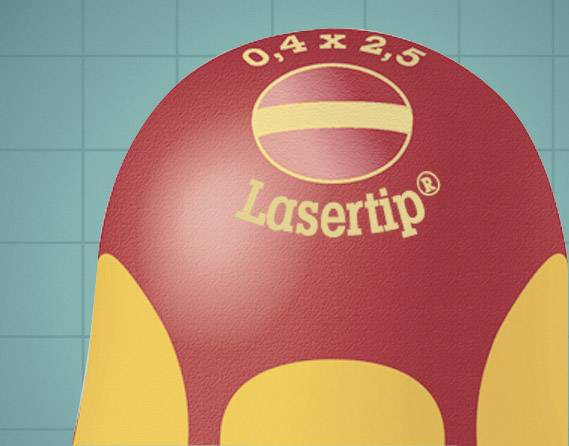 Nahaufnahme eines Schraubenzieherkopfs mit der Aufschrift 'Lasertip' und den Maßen '0,4 x 2,5'. Hintergrund in blauen Kacheln.