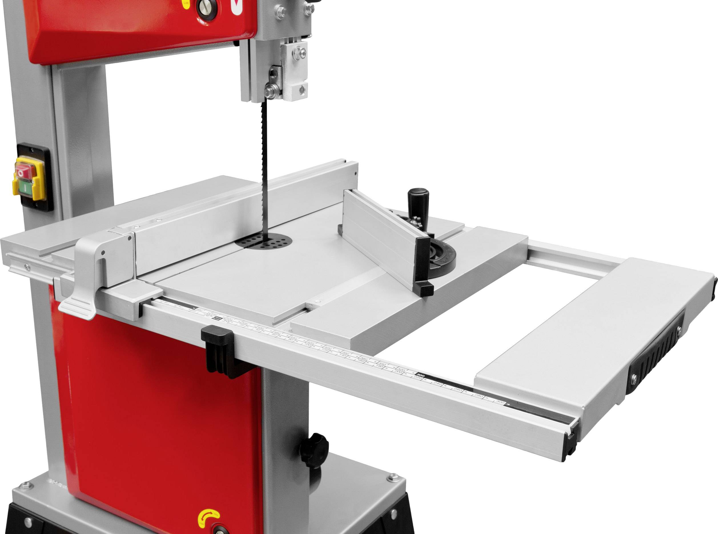 Eine Bandsäge mit rotem Gehäuse und silbernem Arbeitstisch, geeignet für präzises Sägen von Holz oder Metall in einer Werkstatt.
