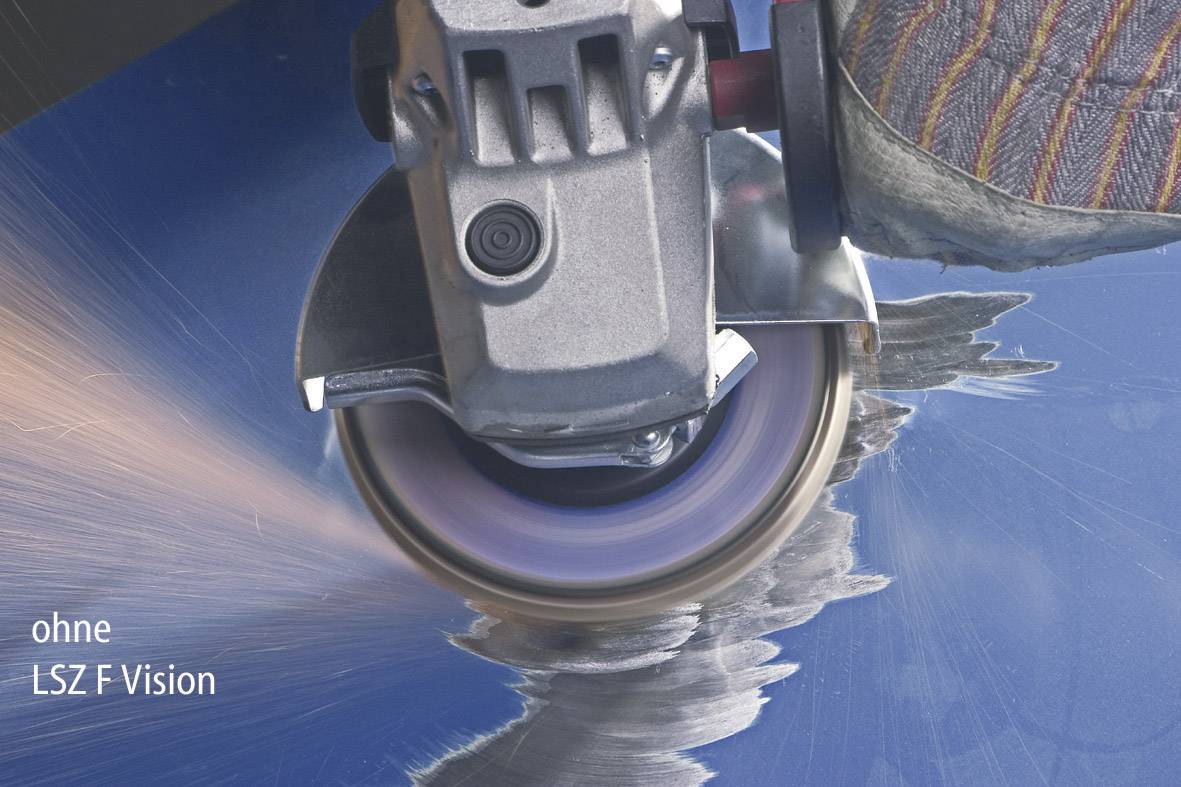 Eine Winkelschleifmaschine schleift Metall, Funken sprühen. Links steht 'ohne LSZ F Vision'. Ein Handschuh hält die Maschine.