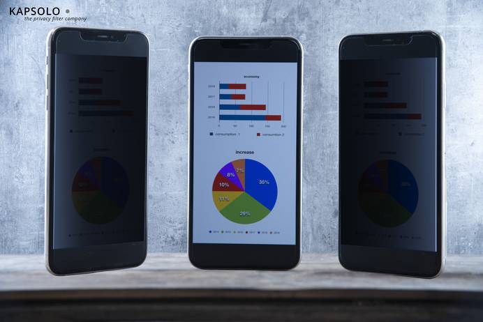 Darstellung der Funktionsweise einer Blickschutzfolie für Smartphones. Ganz links ist ein Smartphone aus seitlicher Perspektive mit abgedunkeltem Bildschirm zu sehen. In der Mitte befindet sich eine frontale Ansicht des Smartphones. Hier ist der Bildschirm gut erkennbar. Ganz rechts ist das Smartphone abermals seitlich gedreht und der Bildschirm erscheint abgedunkelt.