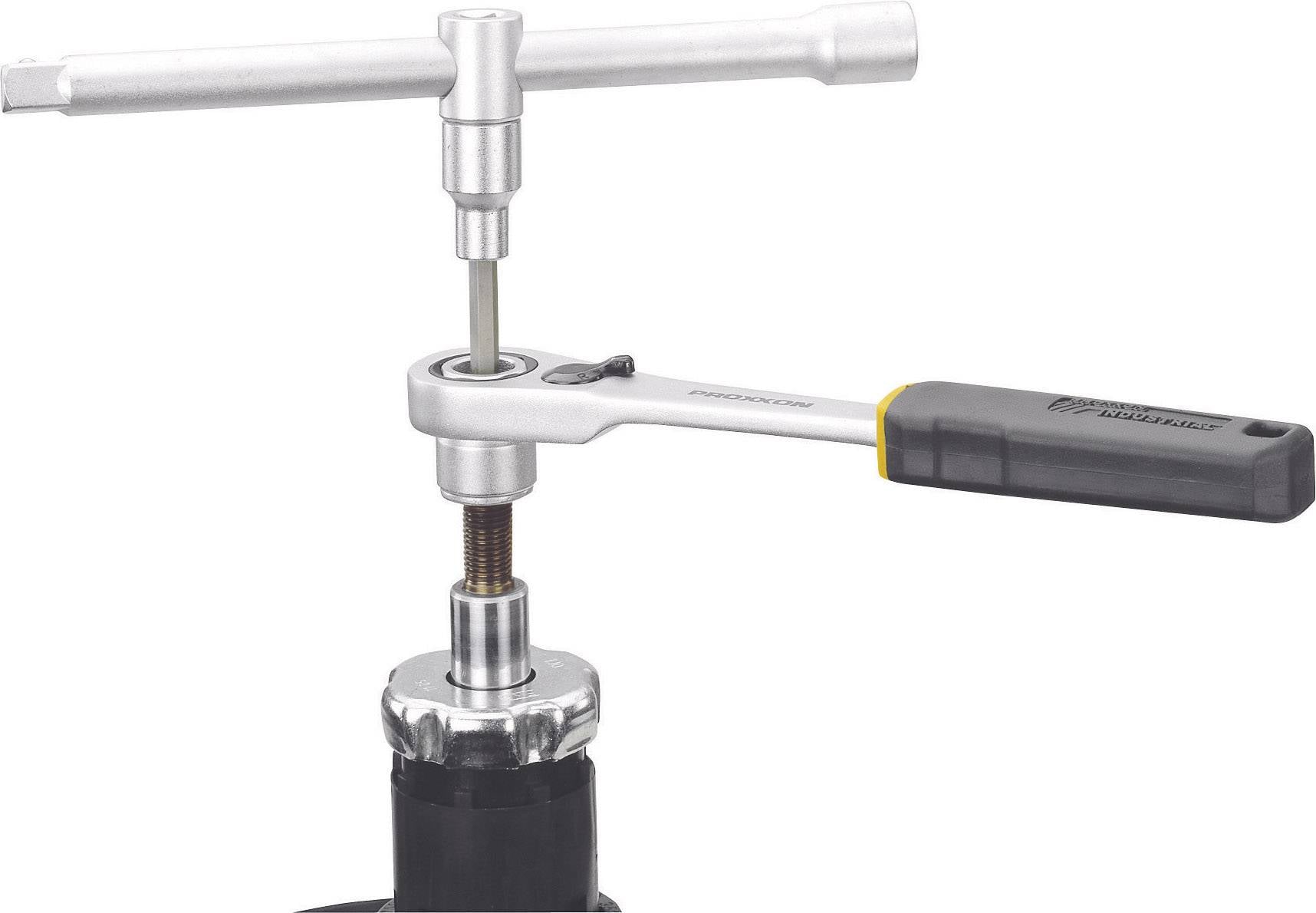 Ein Schraubenschlüssel richtet eine Fahrradspeiche. Er verwendet einen Drehmomentschlüssel, um die Spannung präzise einzustellen.