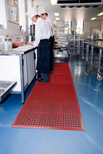 Ergonomische Sicherheitsmatten für Nassbereiche ST 9.30, rot, 90 x 295 cm-1