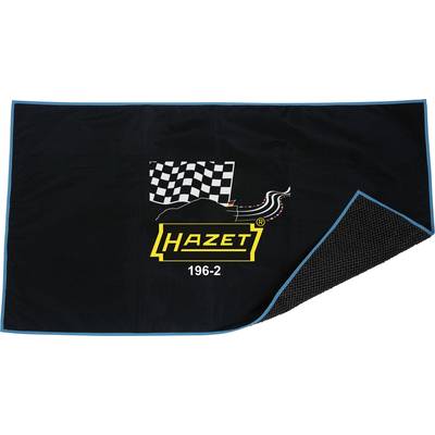 'Schwarzes Werkstatttuch mit kariertem Flaggenmotiv und Schriftzug HAZET 196-2, Blau umrandet, Rückseite gewebeartig strukturiert.'