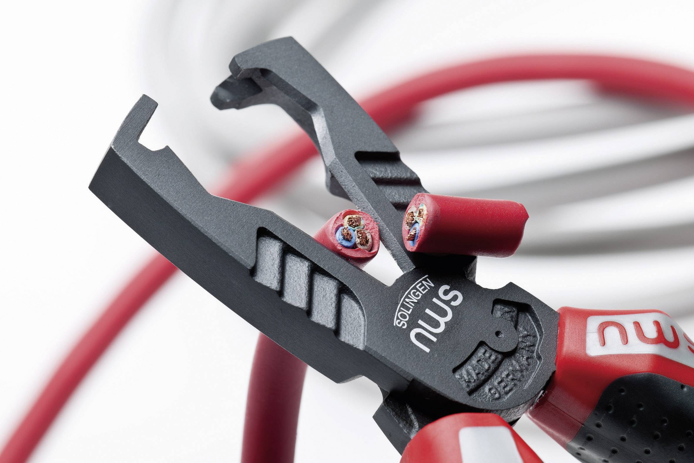 Nahaufnahme einer Zange, die ein Kabel mit mehreren farbigen Drähten schneidet. Kabel ist rot und bietet verschiedene Verzweigungen.