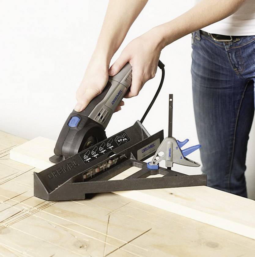 Eine Person arbeitet mit einer elektrischen Säge und einem Winkelmesser auf einem Holzbrett.