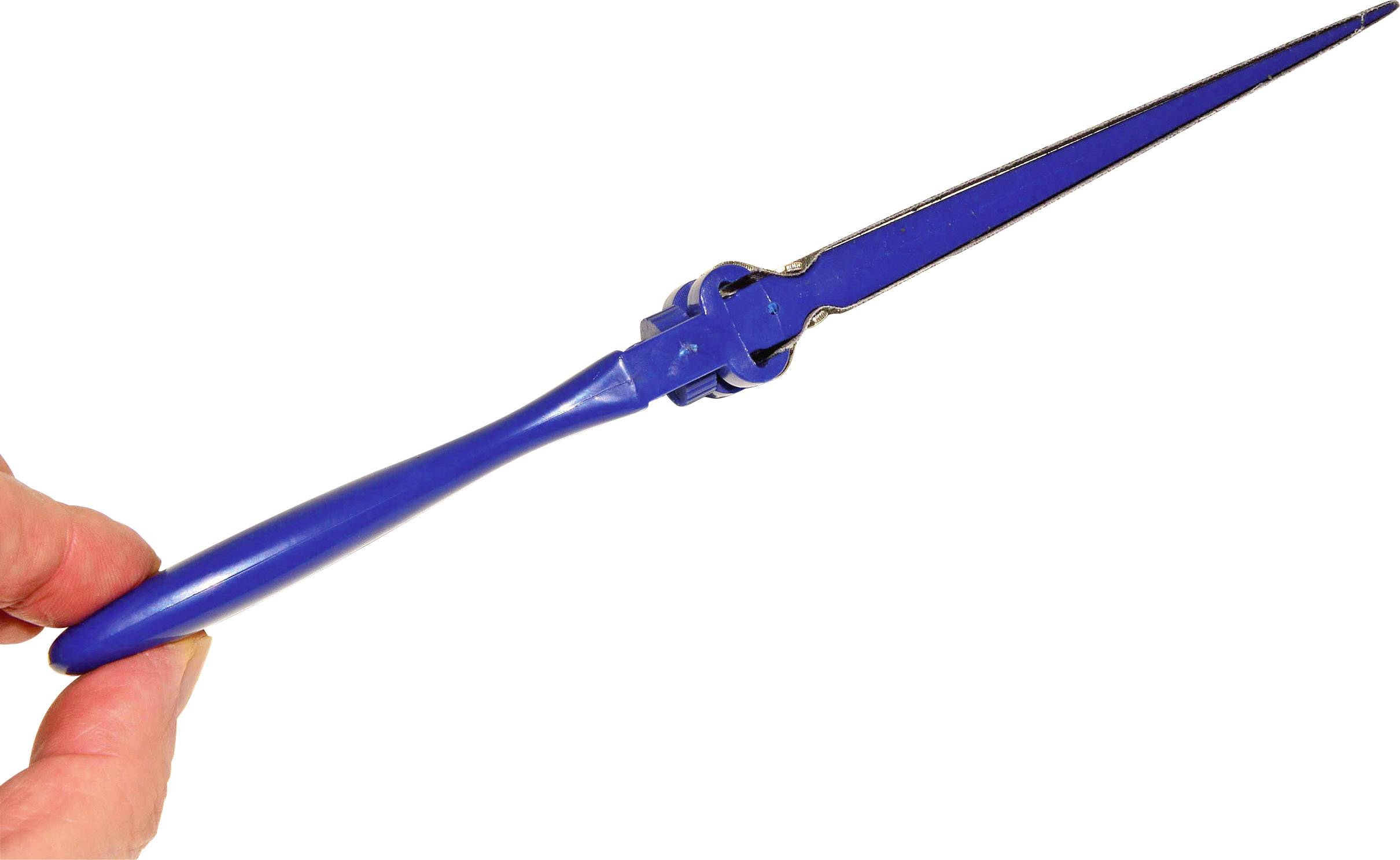 Eine Hand hält einen blauen Brieföffner mit spitzer Klinge in die Luft.