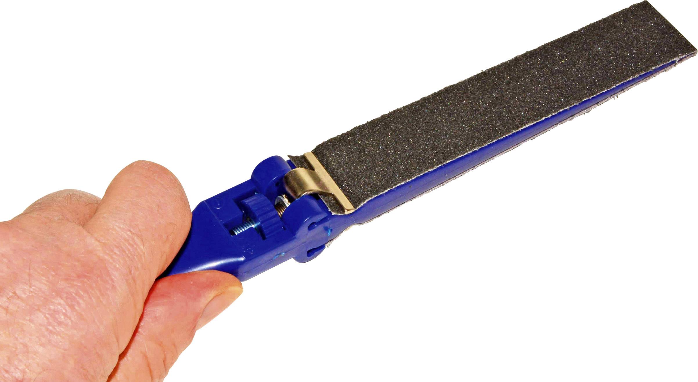 Eine Hand hält eine blaue Nagelfeile.