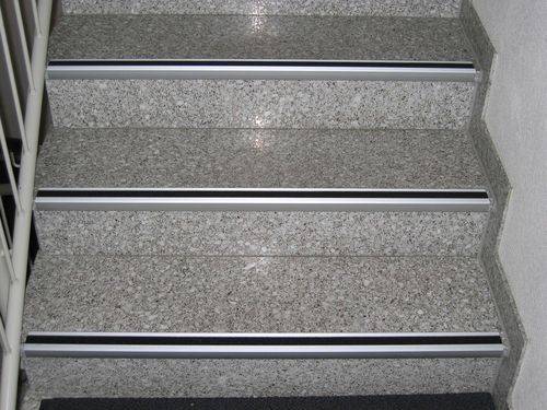 Antirutsch-Treppenkantenprofil R13, selbstklebend, schwarz, 53x31x1000 mm-2