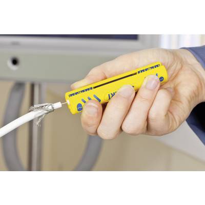 Eine Hand hält ein gelbes Kabeltestgerät gegen ein beschädigtes Stromkabel. Das Kabel hat freiliegende Drähte, was auf Gefahr hinweist.