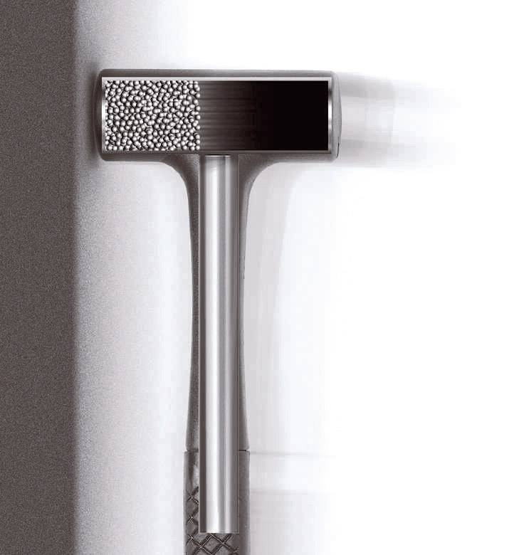 Ein Hammer mit einem rauen Kopf liegt flach auf einer Oberfläche und spiegelt Licht. Das Design wirkt modern und funktional.