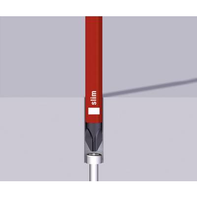 Ein roter Bleistift mit der Aufschrift 'slim', zeigt die Spitze auf eine weiße Oberfläche.