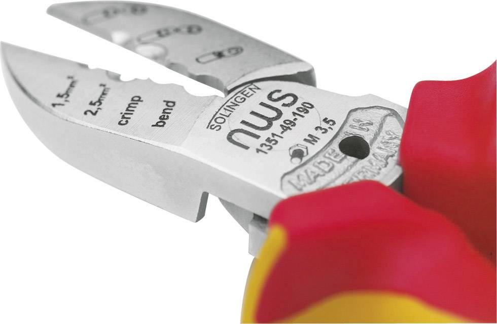 Nahaufnahme einer Kombizange mit rotem und gelbem Griff. Auf der Zange sind Größen und Funktionen wie 'crimp' und 'bend' eingeprägt.