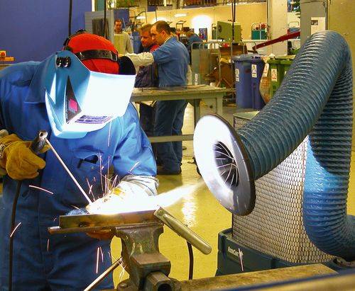 Einsatz einer Absauganlage in der Fertigungshalle
