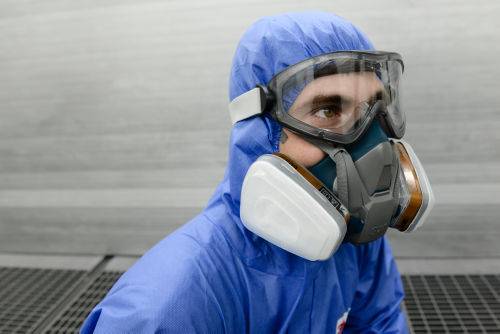 Zum Schutz der Augen reicht sie um das gesamte Gesichtsfeld herum