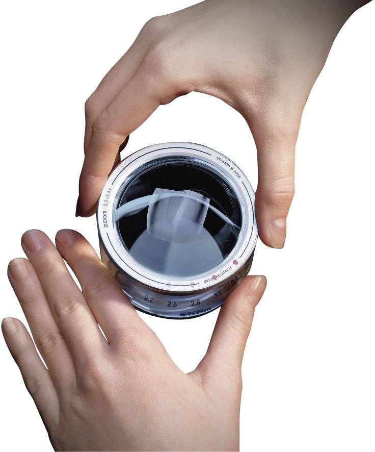 Zwei Hände halten eine geöffnete Dose, aus der ein Plastiklöffel mit Pulver herausschaut.