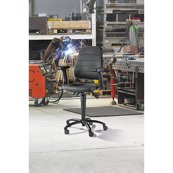 Arbeitsdrehstuhl Kunstleder mit Bodengleitern und Fußring. TAKKT Industrial & Packaging GmbH 11222849-2
