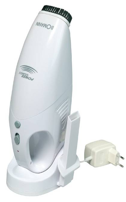 Ein weißer, kabelloser Staubsauger mit Ladestation und Netzteil, geeignet für kleine Reinigungsaufgaben im Haushalt.