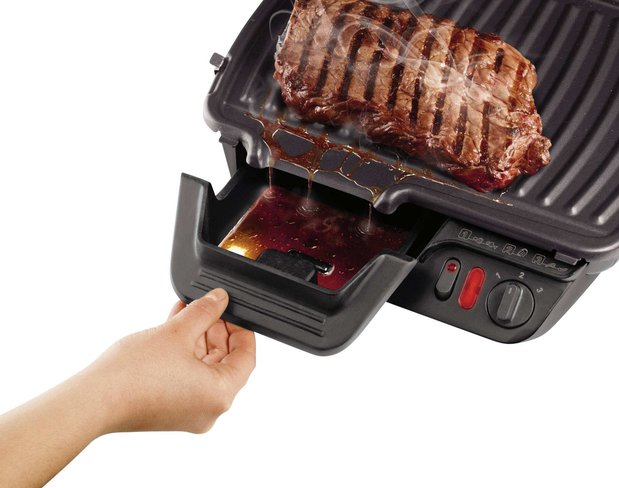 Eine Hand zieht die Auffangschale eines Kontaktgrills heraus, während darauf ein Steak mit Grillstreifen brutzelt.