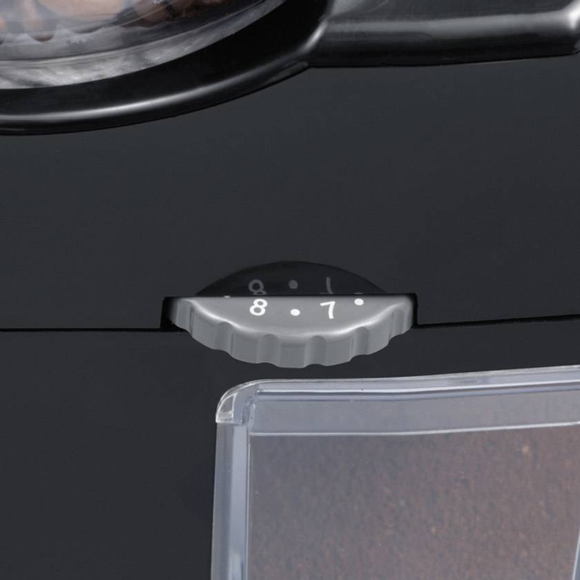 Nahaufnahme eines Drehreglers an einem Haushaltsgerät, eingestellt auf Stufe 7. Oberhalb des Reglers ist ein transparentes Gefäß sichtbar.