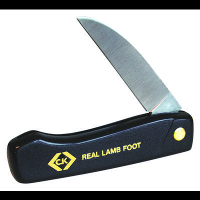 Schwarzes Taschenmesser mit gelber Beschriftung 'CK REAL LAMB FOOT'. Klinge teilweise geöffnet, Griff mit rundem, gelbem Nietenkopf.