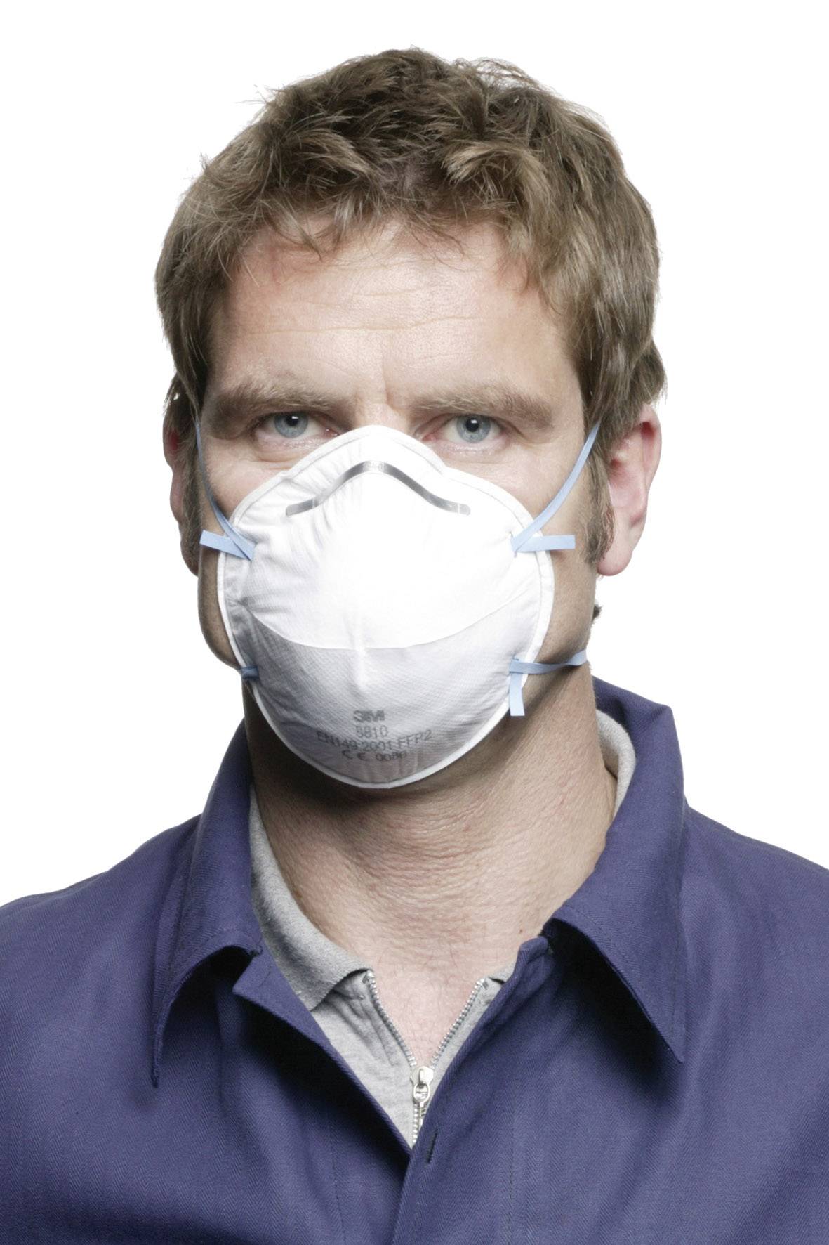 Eine Person trägt eine Schutzmaske vor einem weißen Hintergrund.