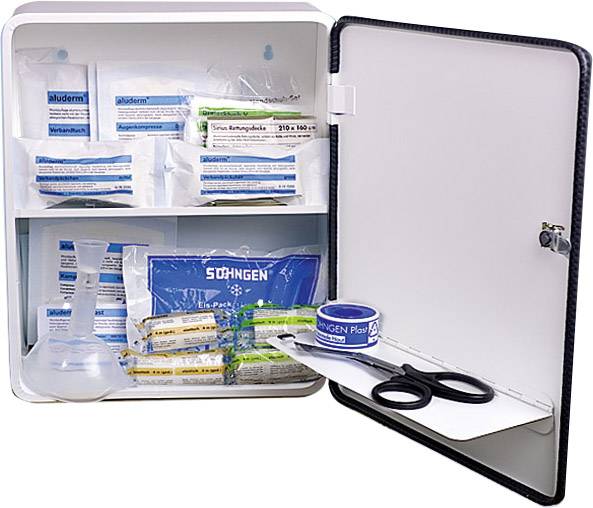 Geöffneter Erste-Hilfe-Kasten mit Verbandsmaterial, Schere und Pflastern.