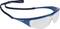 Eine Schutzbrille mit klarem Kunststoffglas und blauem Rahmen. Ein verstellbares Band ist an den Bügeln befestigt.