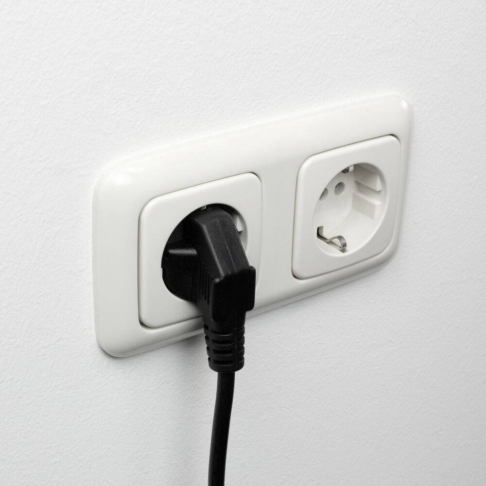 ACT AK5010 230V Anschlusskabel geerdeter Stecker Schuko CEE7/7 Stecker (gewinkelt)/C13 Schwarz - 2,5 Meter-2