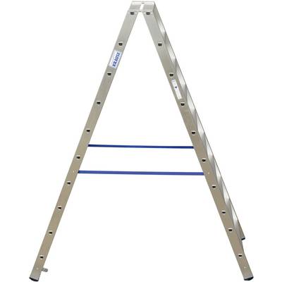 Eine Aluminiumleiter steht aufgeklappt aufrecht. Sie hat zwei Stützstreben in der Mitte zur Stabilisierung und gummierte Fußkappen.
