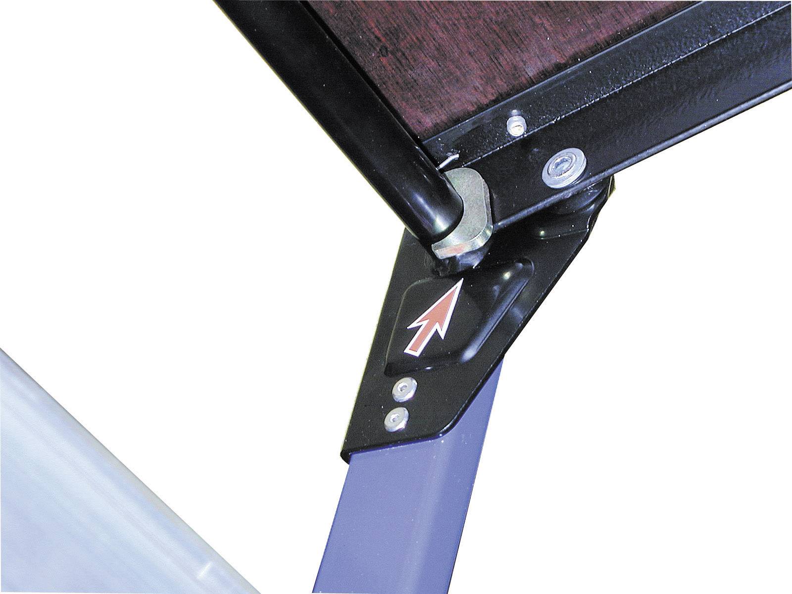 Ein Scharnier an einem Tischbein zeigt eine rote Pfeilanzeige zum Entriegeln oder Verstellen des Tisches.