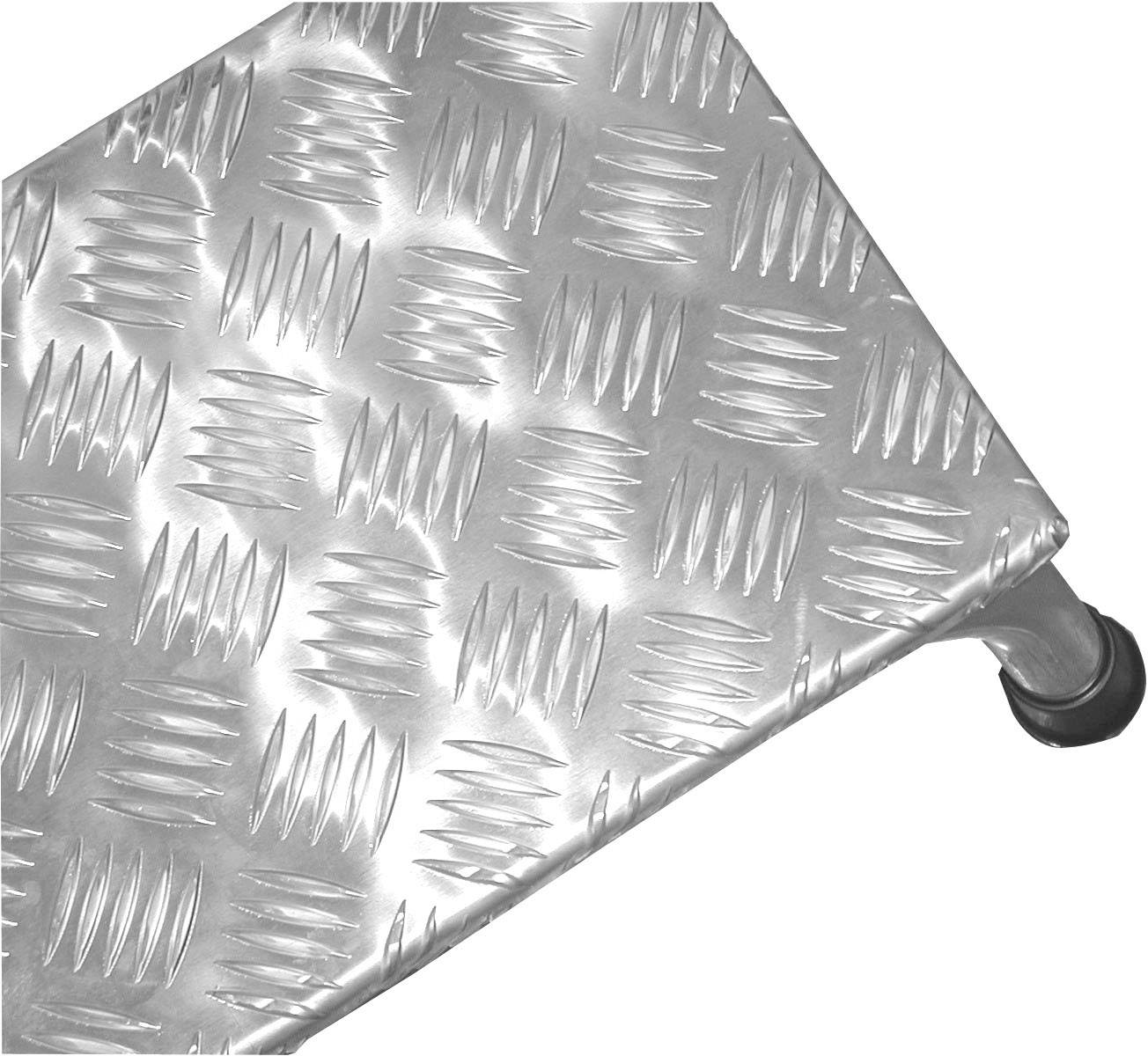 Aluminium-Riffelblech mit erhöhter Oberfläche und metallischem Glanz, oft für rutschfeste Böden und Verkleidungen verwendet.