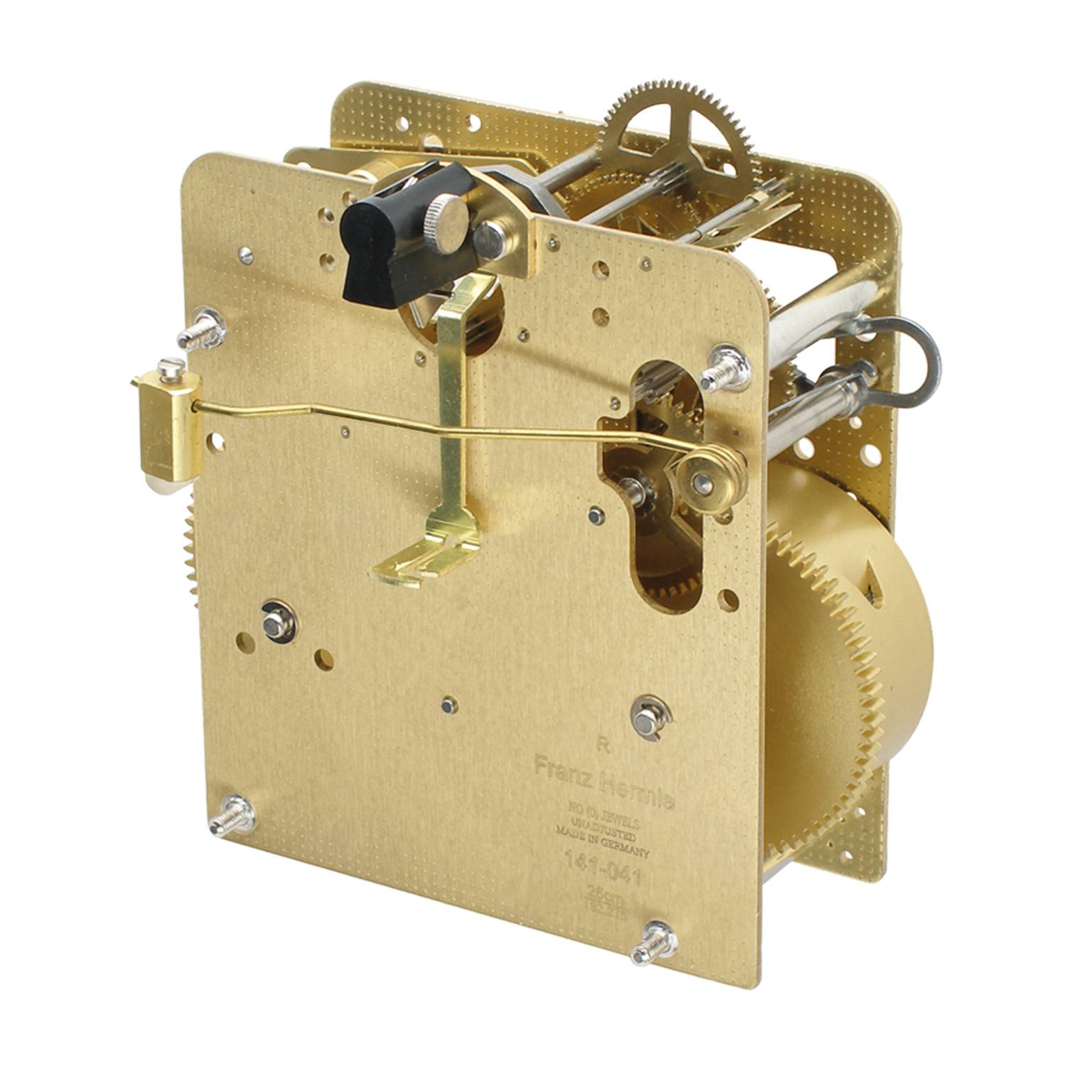 Schrägsicht auf ein mechanisches Regulatorwerk für Regulatoruhren der Firma Hermle. Wird in Wand- und Standuhren eingesetzt. Zu sehen sind zwei goldfarbene Platten, zwischen denen sich unter anderem diverse Zahnräder befinden und die von mehreren Schrauben zusammengehalten werden. Ein Schriftzug der Firma mit Angaben zur Seriennummer und einem "Made in Germany" sind zu sehen.