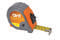 Ein graues, oranges Rollbandmaß, das auf 7,5 m ausgezogen ist. Markiert mit '7.5m (25ft)' und 'HEAVY DUTY TAPE MEASURE'.