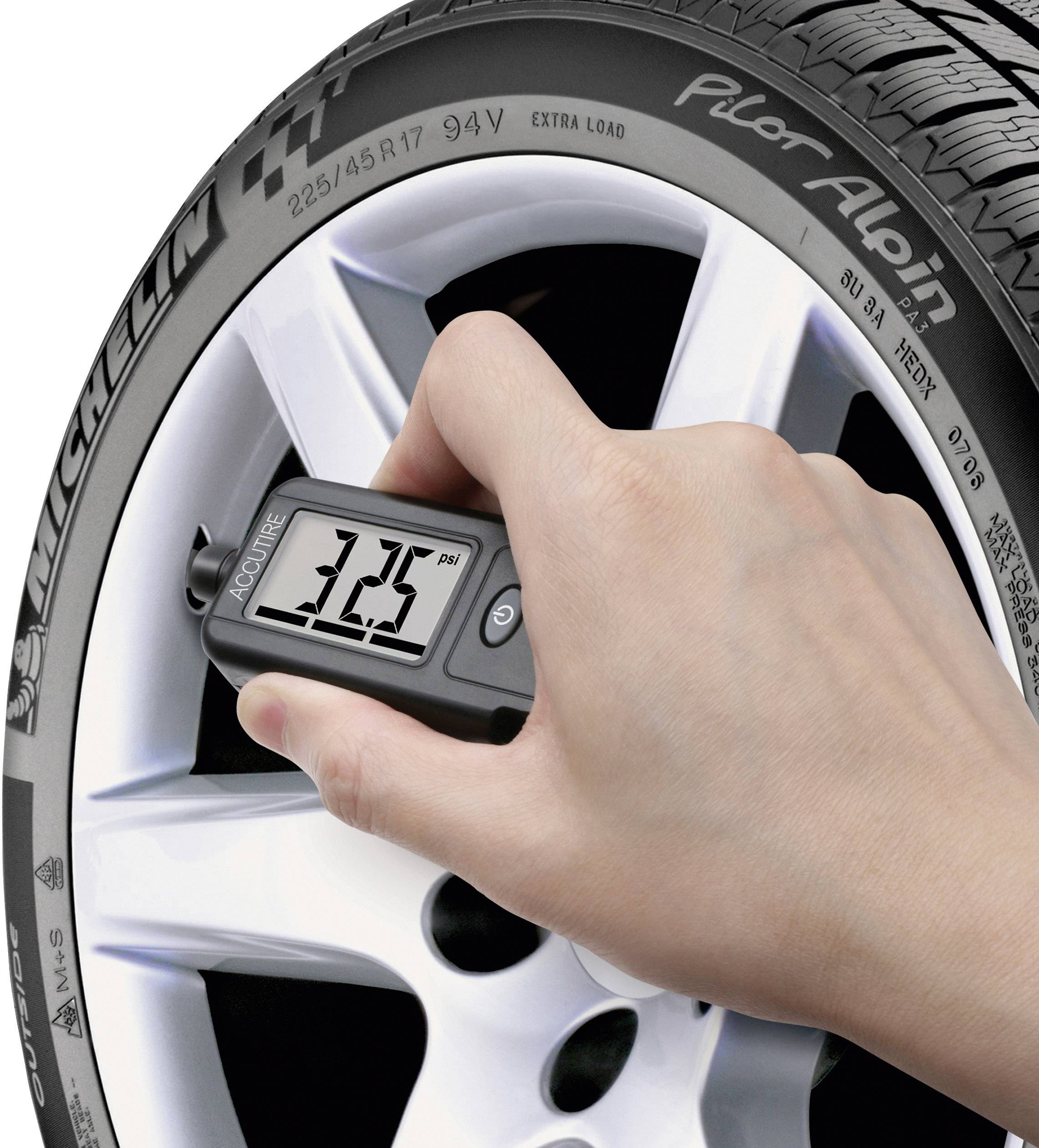 Eine Hand hält ein digitales Messgerät, das den Reifendruck eines Pkw-Reifens bei 3.7 bar anzeigt.