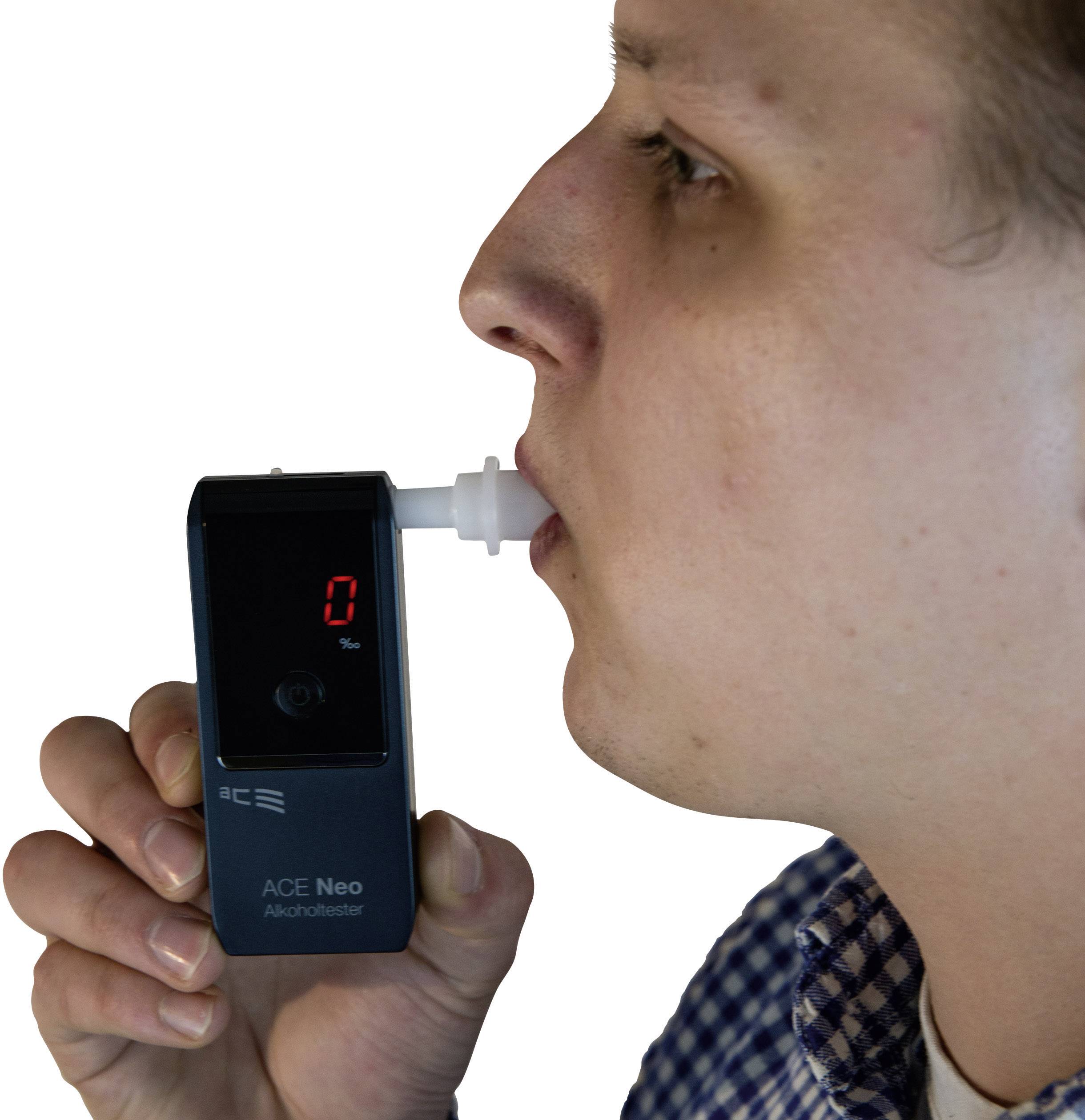 Ein Mann bläst in einen Alkoholtester und der Bildschirm zeigt eine Null an, was auf keinen Alkoholgehalt hinweist.