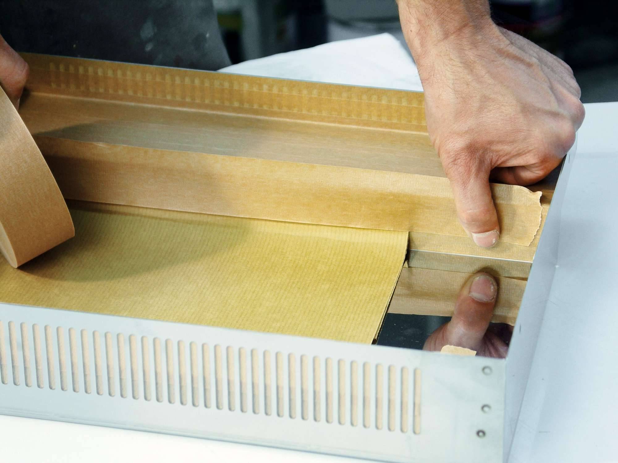 tesakrepp 4316 Flachgekrepptes Papierabdeckband, 50 m x 75 mm, braun-1