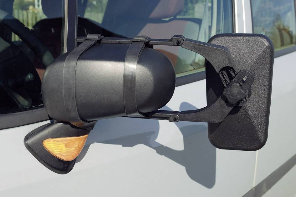 Zusatzspiegel an einem Autoseitenspiegel, verwendet zum besseren Sichtfeld beim Anhängerziehen.