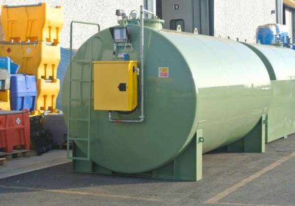 Doppelwandiger Tank nach UNI EN 12285, 15000 Liter, mit Elektropumpe 70 L/min.