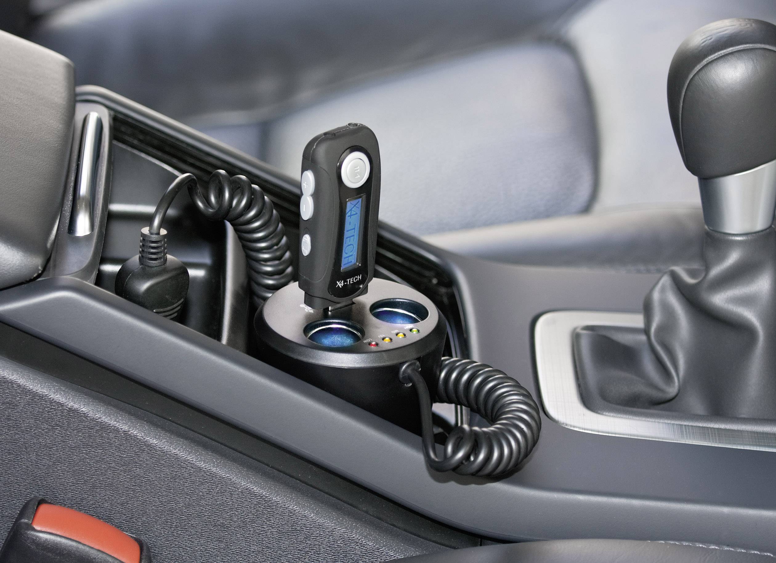 'Bluetooth FM-Transmitter im Autozubehör: Gerät mit digitalem Display sitzt in einem Adapter und ist mit der Zigarettenanzünderbuchse verbunden.'