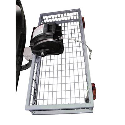 Ein rechteckiges, gitterförmiges Metallgestell mit zwei roten Rücklichtern und einem schwarzen Gerät ist an einem Fahrzeug montiert.