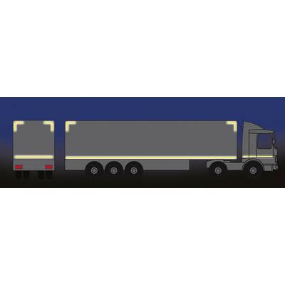 Lkw bei Nacht mit reflektierenden Markierungen, die die Umrisse des Anhängers und der Rückseite für bessere Sichtbarkeit deutlich hervorheben.