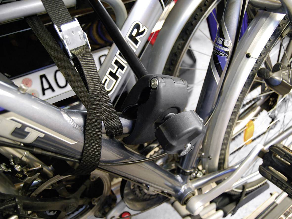 Ein Fahrradträger ist am Rahmen eines Fahrrads befestigt. Der Träger hält das Fahrrad sicher für den Transport auf einem Fahrzeug.