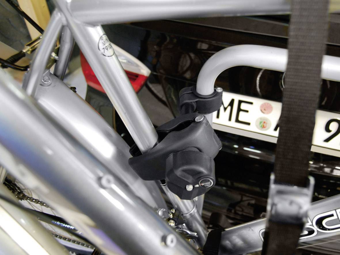 Fahrradträger an einem Auto montiert, zeigt Detailaufnahme der Halterung am Rahmen.