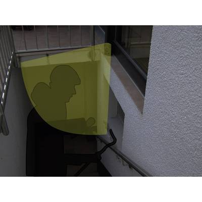 Person schiebt einen Gehbock eine Treppe hinauf, die teilweise von einer gelben Markierung verdeckt ist.
