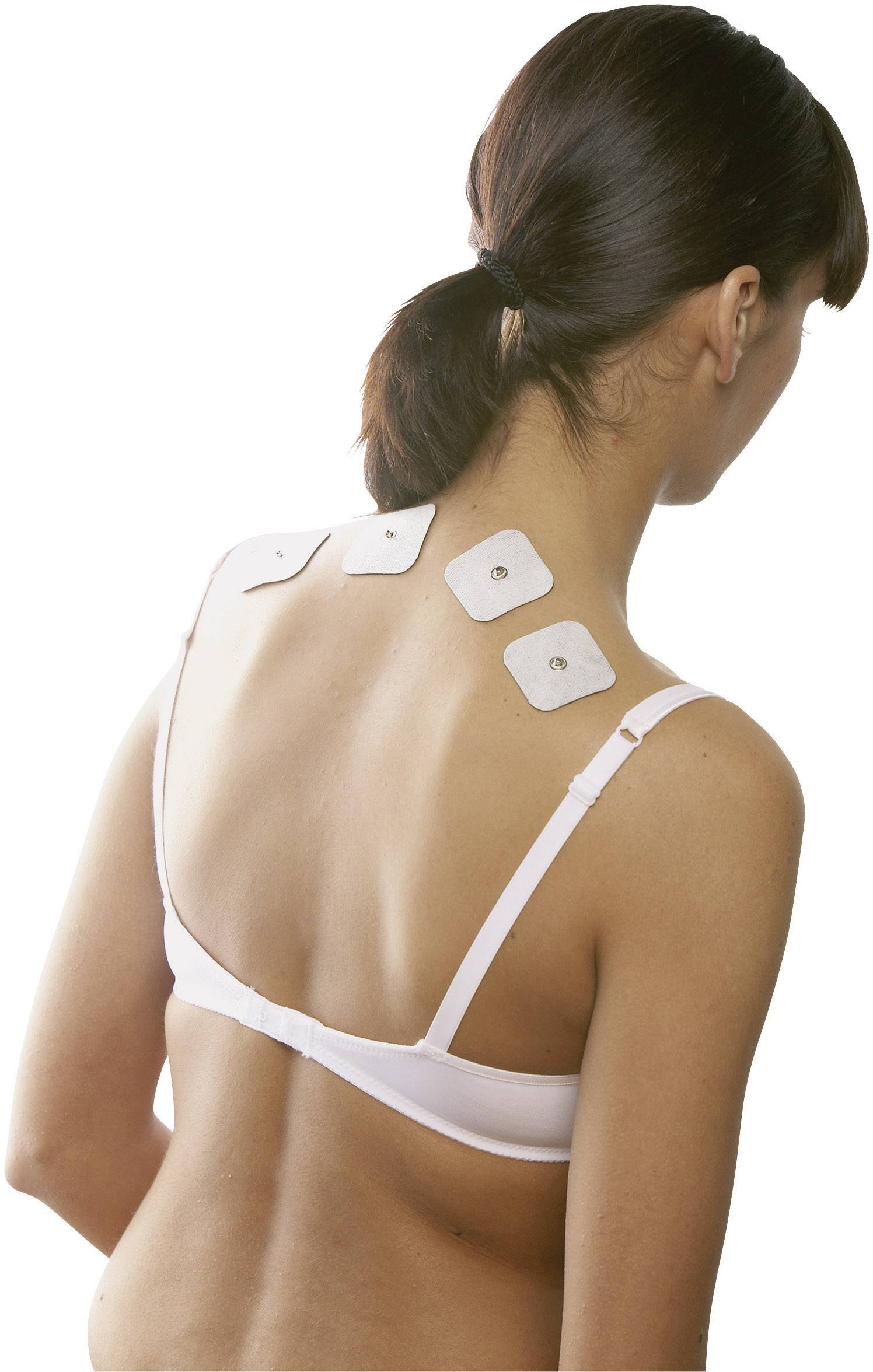 Eine Frau von hinten, trägt ein weißes BH-Top. Sie hat vier rechteckige Elektroden auf ihrem oberen Rücken und Nacken angebracht.