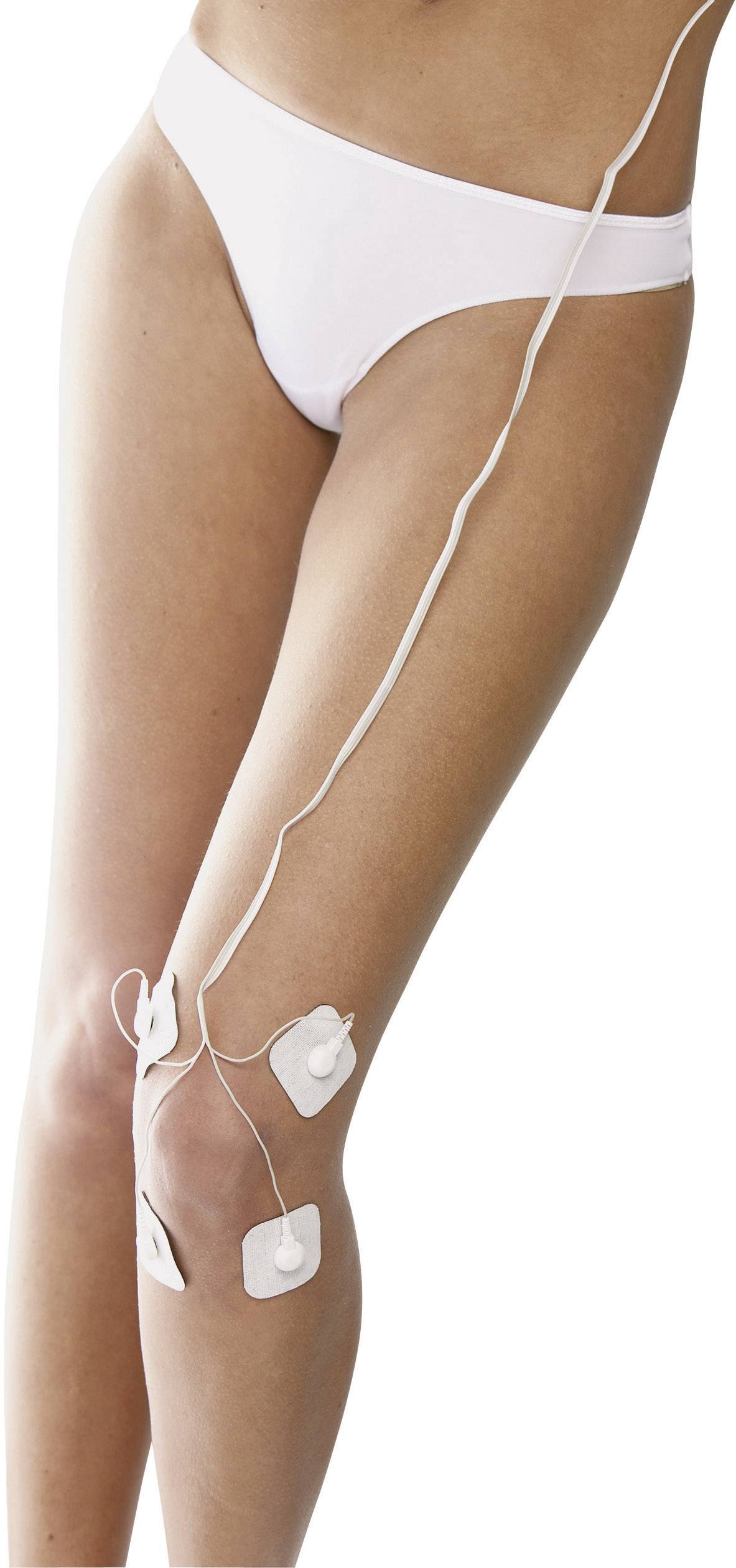 Eine Person trägt weiße Unterwäsche. Am Oberschenkel und Knie sind Elektroden angebracht, die mit Kabeln verbunden sind.
