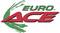 'Euro Ace'-Logo mit grünem Pinselstrichmuster. Der Schriftzug kombiniert grüne und rote Buchstaben. Hauptsächlich dekoratives Element.