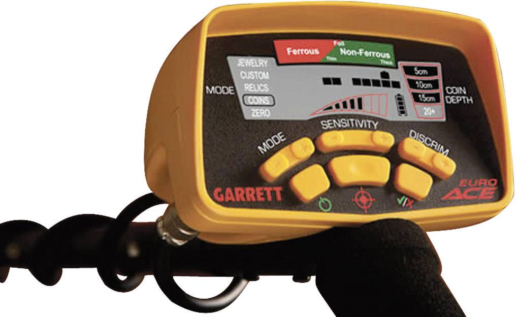 Handgerät mit digitalem Display und Tasten. Anzeige von Metallerkennung, Auswahlmodi und Sensitivität. Gerät markiert 'Ferrous' und 'Non-Ferrous'.
