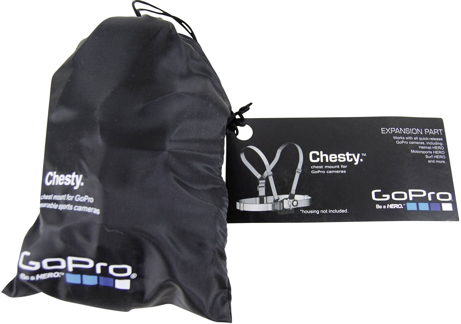 Eine schwarze Tasche mit GoPro-Logo und Etikett 'Chesty: chest mount for GoPro cameras'. Darin Halterung für Sportkameras.