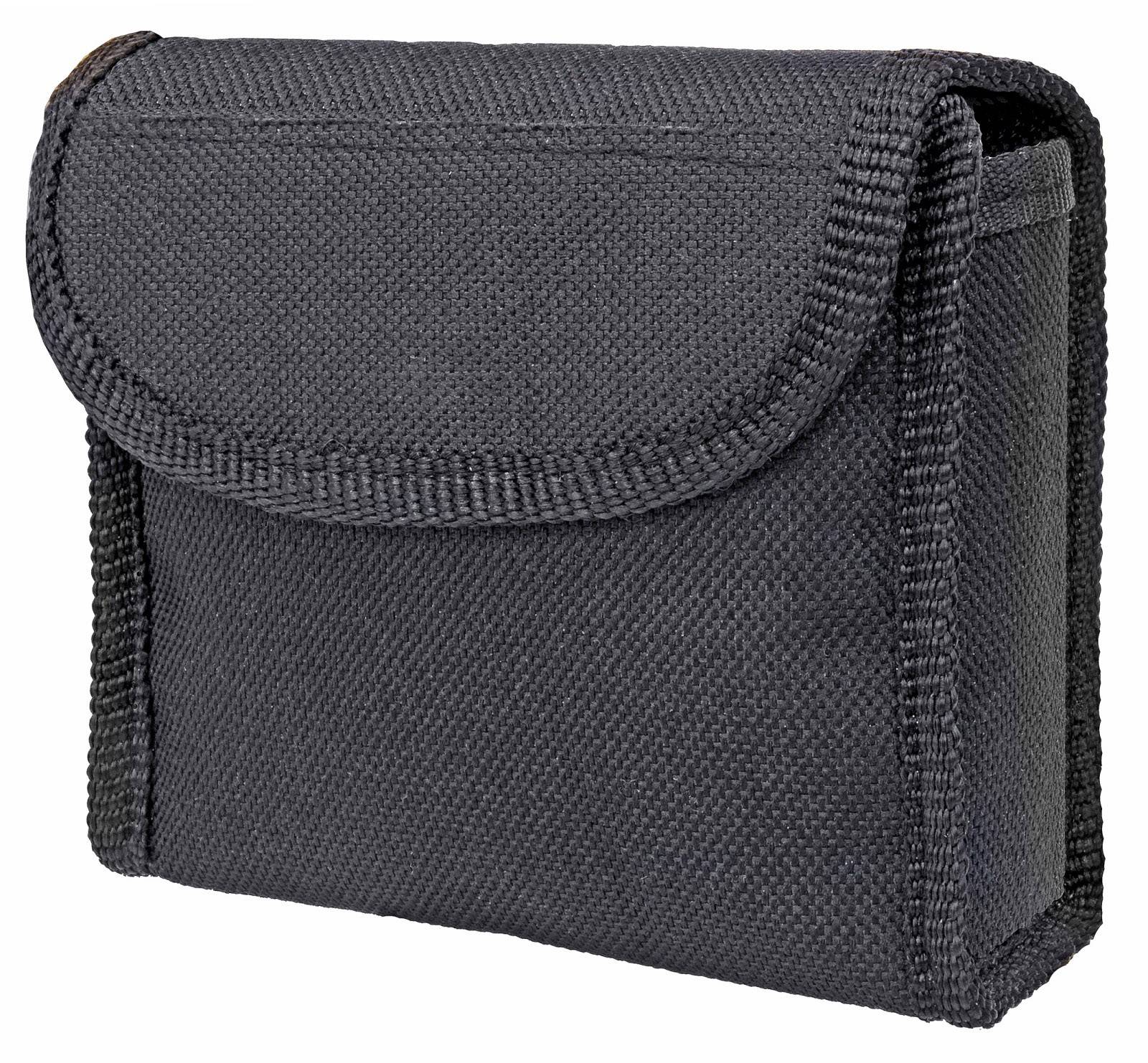 Eine schwarze, rechteckige Stofftasche mit Klappe, möglicherweise für Kleinteile oder Zubehör.